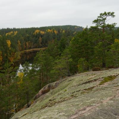 Felsen direkt neben Seen, hingelegt vor vielen Jahren von Gletschern