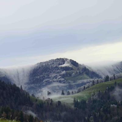 Nebelschwaden fliessen über den Grat von Chrüzegg und Schnebelhornlhorn