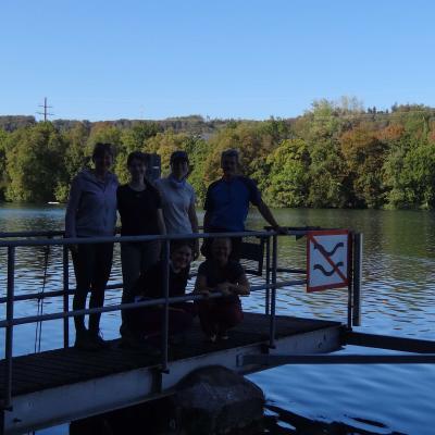 auf einem Steg beim Rhein